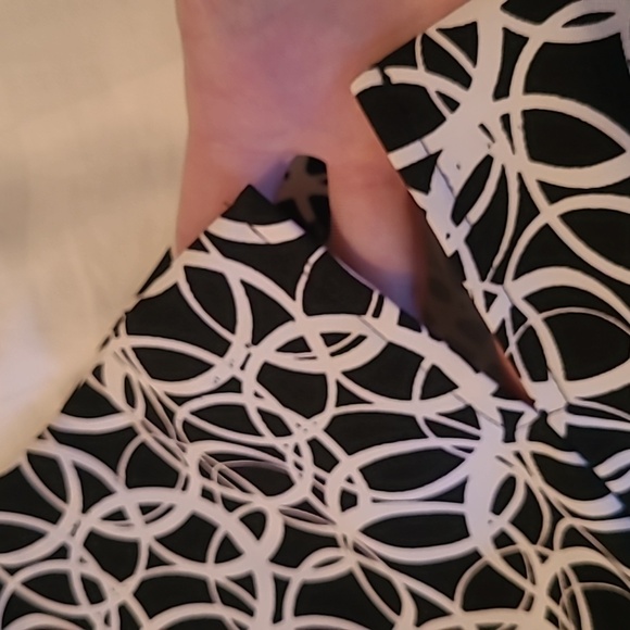 Shoulder-baring black and white, knee-length dress - Picture 7 of 10